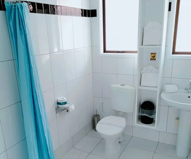 غرفة بسرير كوين وسريرين منفصلين بغرفة نوم واحدة، Albatross Motel 8/10