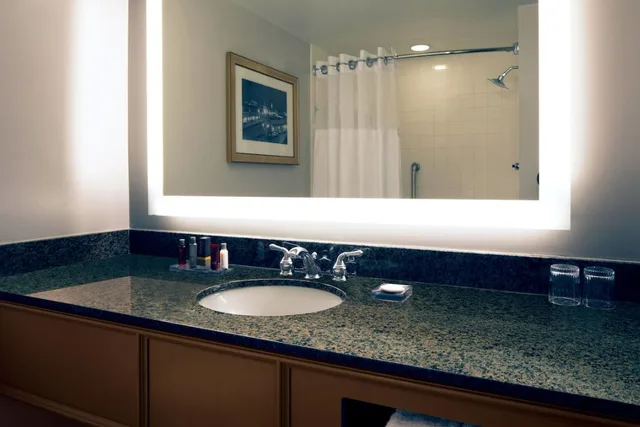 غرفة بسرير كينج، Kansas City Marriott Country Club Plaza 7/8