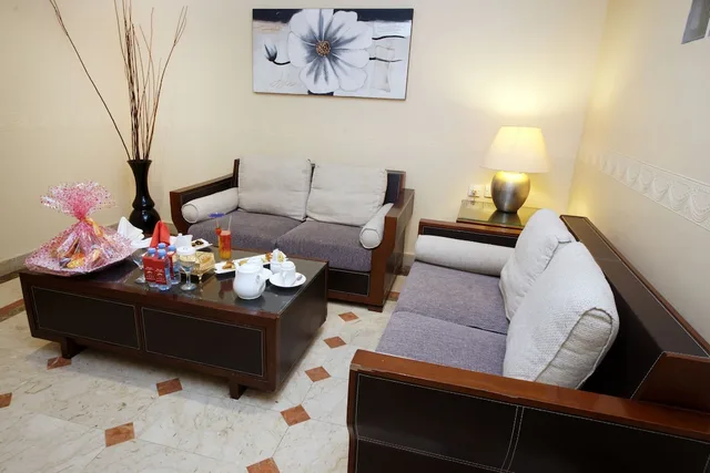 2 Bedrooms, Junior Suite, Studio, 1 King and 1 Single Beds, City View، فندق الازهر جده(Al Azhar Hotel Jeddah) 1/2