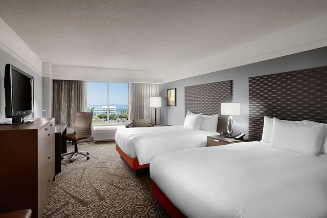غرفة بسريرين كوين بإطلالة على المرسى، DoubleTree by Hilton Hotel San Francisco Airport North 1/3