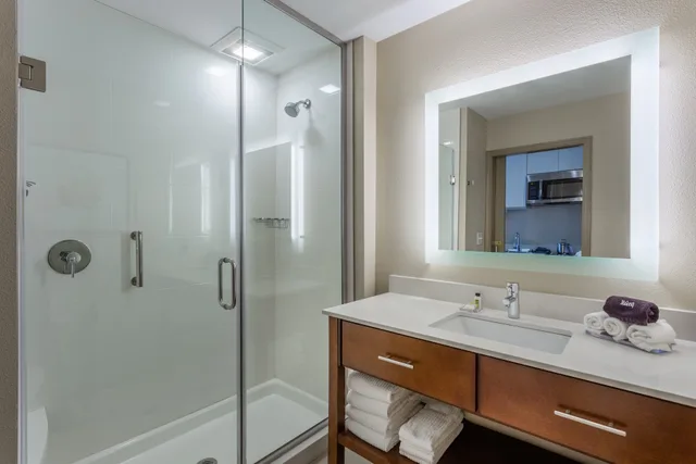 جناح بسرير كوين بغرفة نوم واحدة، Hawthorn Suites By Wyndham Fargo 2/2