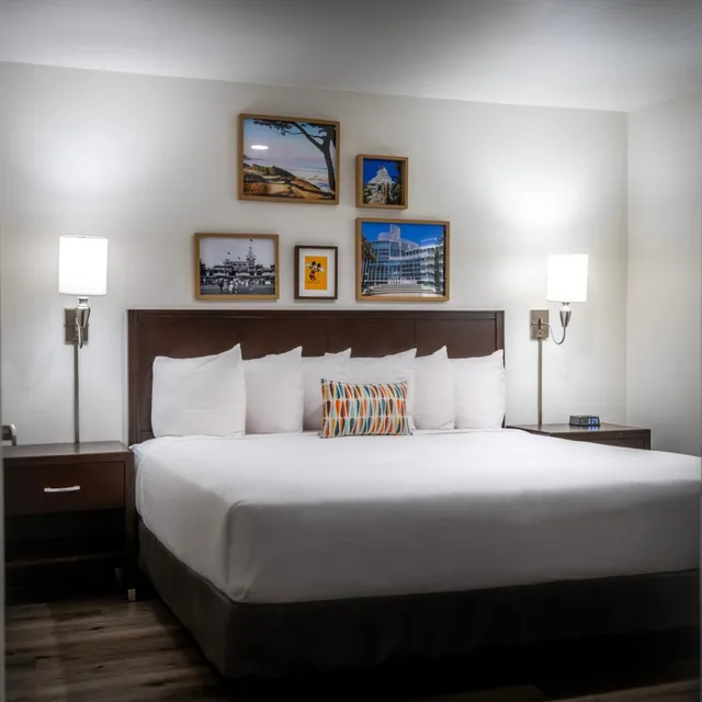 2 Bedrooms, Plus, Single, King Bed, 2 Queen Beds، Alpine Inn Near Convention Center And the Park 7/10