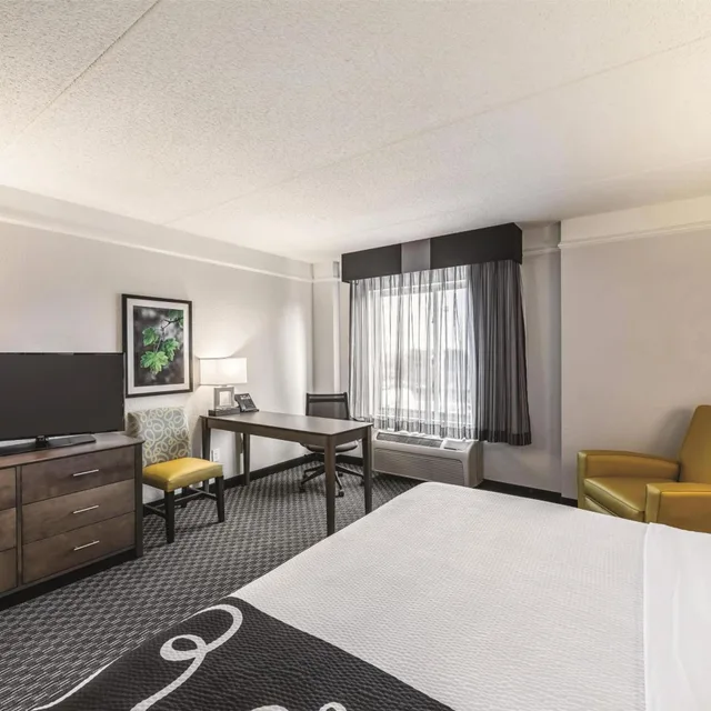 Room, King Bed, Bathtub, Accessible, La Quinta Inn & Suites by Wyndham Austin Airport 3/5