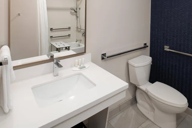 غرفة بسريرين كوين بحوض استحمام لذوي الإعاقة، Fairfield Inn & Suites Spokane Downtown 3/8