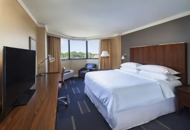 غرفة ديلوكس بسرير كينج مع أريكة، Four Points by Sheraton Richmond 4/5