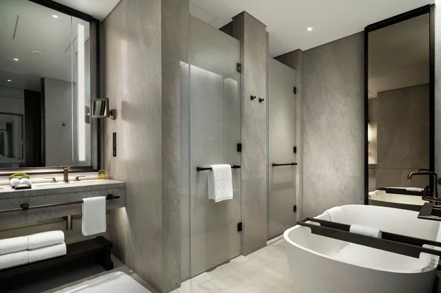 غرفة بسرير مزدوج بإطلالة على المدينة، The St. Regis Hong Kong 5/6