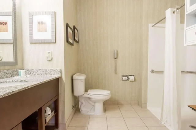 جناح، Comfort Suites Grand Rapids North 3/4