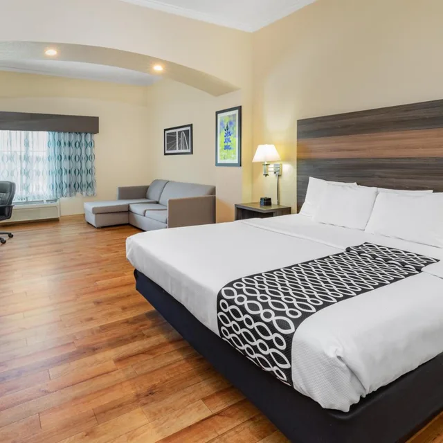 غرفة بسرير كينج بحوض استحمام لذوي الإعاقة، La Quinta Inn & Suites by Wyndham Garland Harbor Point 1/5