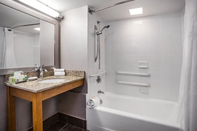 غرفة بريميوم بسرير كينج لذوي الإعاقة، Holiday Inn Saratoga Springs 7/7