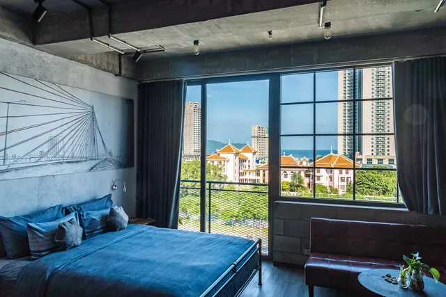 غرفة بسرير كوين بإطلالة على البحر، Bridges Danang Boutique Hotel 1/2