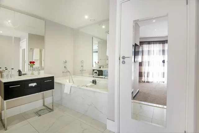 Junior Suite, Studio, King Bed, The Commodore Hotel 5/8
