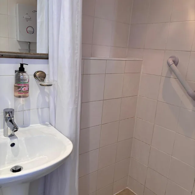 Room, Single, Large, Clifton Park 3/3