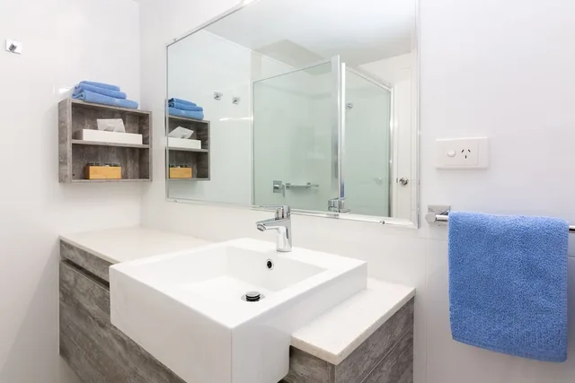 جناح عائلي عائلي بسرير كوين وسريرين فرديين بغرفتي نوم بمطبخ صغير، Cedar Lodge Motel 4/4