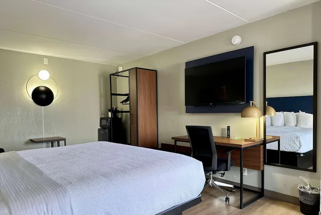 غرفة بريميير بسرير كينج، La Quinta Inn Huntsville Research Park 5/8