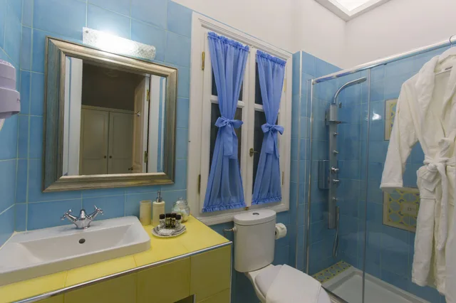 جناح ديلوكس بسرير مزدوج وسريرين منفصلين، Efchi Suites 1904 2/4