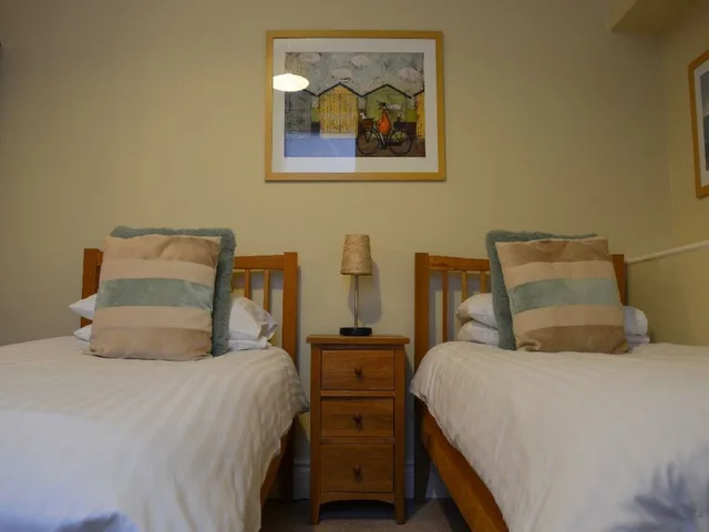 غرفة قياسية بسريرين منفصلين في الطابق الأرضي، The Gables Guest House 2/3