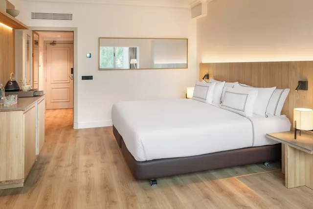 غرفة متصلة سوبيريور بسريرين منفصلين مع أريكة، Melia Madrid Barajas 1/10