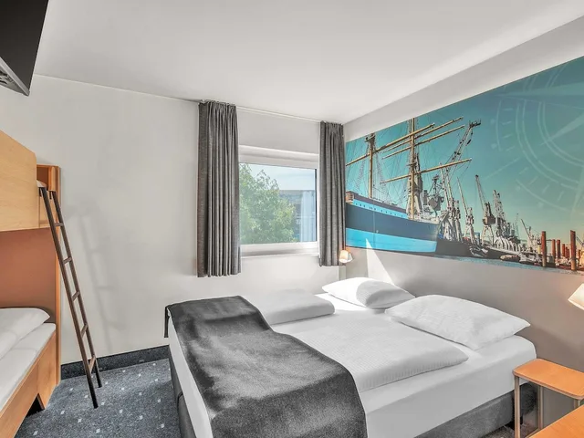غرفة رباعية بسرير كوين وسرير بطابقين، B&B Hotel Hamburg-Harburg 1/3