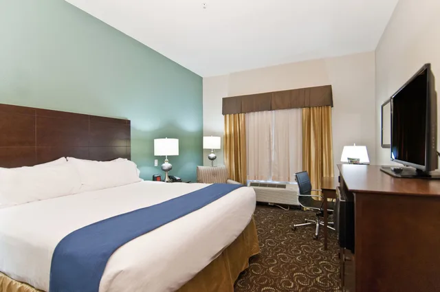 Standard, Queen Bed, Holiday Inn Express Suites San Antonio Se By At T Center 2/9