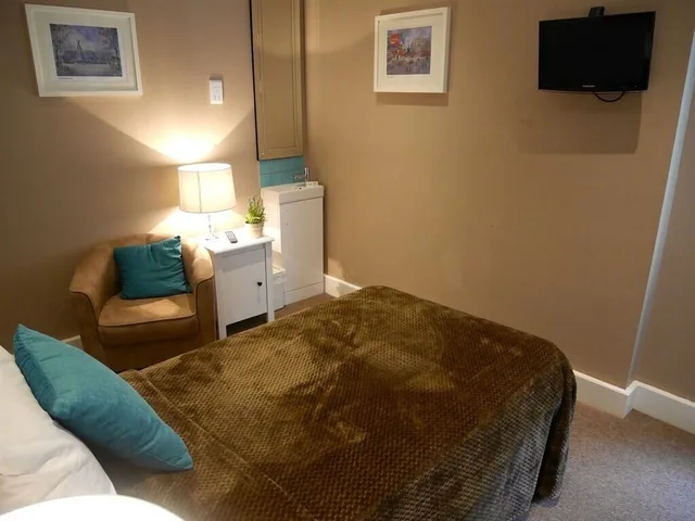 غرفة أساسية ثلاثية بسرير مزدوج وسرير فردي بحمام مشترك، RAVNA GORA HOTEL 4/4