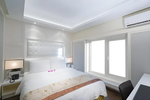 غرفة كلوب، Empress Hotel 1/2