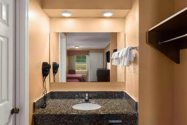 غرفة رباعية بسريرين مزدوجين، Econo Lodge Cornersville I-65 8/8