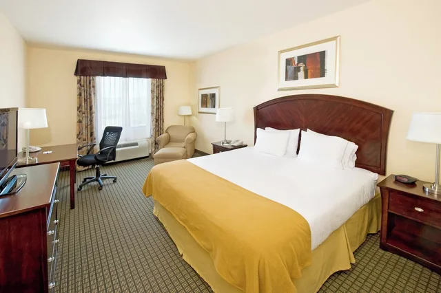 غرفة قياسية بسرير كينج بحوض استحمام لذوي الإعاقة، Holiday Inn Express Hotel Suites Willcox 1/1