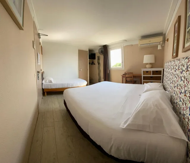 غرفة ثلاثية، LE SUD HOTEL 2/6