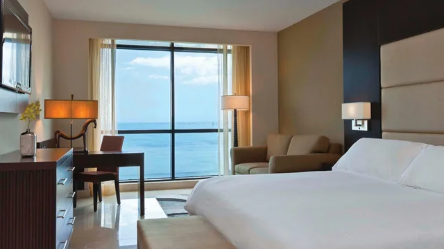 غرفة بريميوم بسرير كينج بإطلالة على البحر، Intercontinental Miramar Panama 1/6