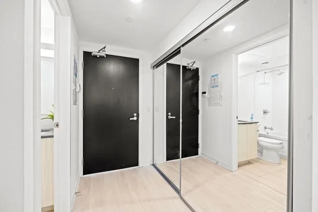 شقة حصرية بسريرين كوين بإطلالة على المدينة بغرفتي نوم مع أريكة بمطبخ، Teahouse Condos in Downtown Toronto 9/10