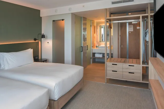 غرفة أساسية بسريرين منفصلين بإطلالة على البحر، Hilton Garden Inn Umhlanga Arch 2/6