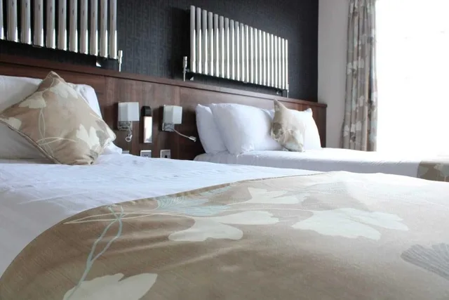 غرفة ديلوكس رباعية بسرير مزدوج وسريرين منفصلين، Harboro Hotel 2/2