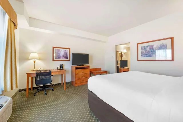 جناح مع أريكة، Comfort Inn & Suites Rawlins WY 3/9
