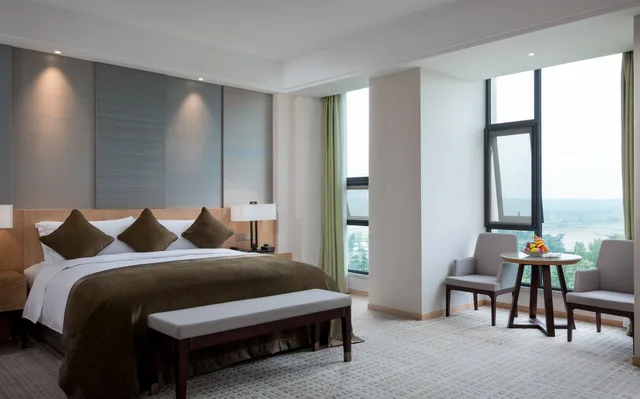 غرفة بريميوم بسرير كينج بإطلالة على البحيرة، INTERCONTINENTAL HEILONG LAKE 1/10