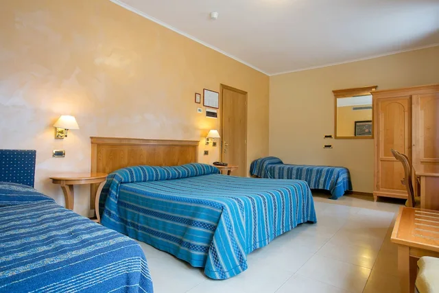 غرفة سوبيريور رباعية بإطلالة على البحر بشرفة، Grand Hotel Moon Valley 1/8