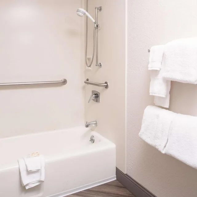 Room, Double Bed, Bathtub, Accessible, La Quinta Inn & Suites by Wyndham DFW Airport South / Irving 5/8