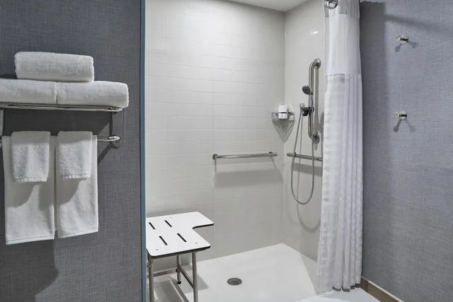 غرفة بسرير كينج بإطلالة مع أريكة لذوي الإعاقة، Hyatt Place Wilmington Riverfront 3/3
