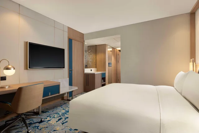 غرفة بسرير كينج في طابق مرتفع، DoubleTree by Hilton Jakarta Bintaro Jaya 6/7