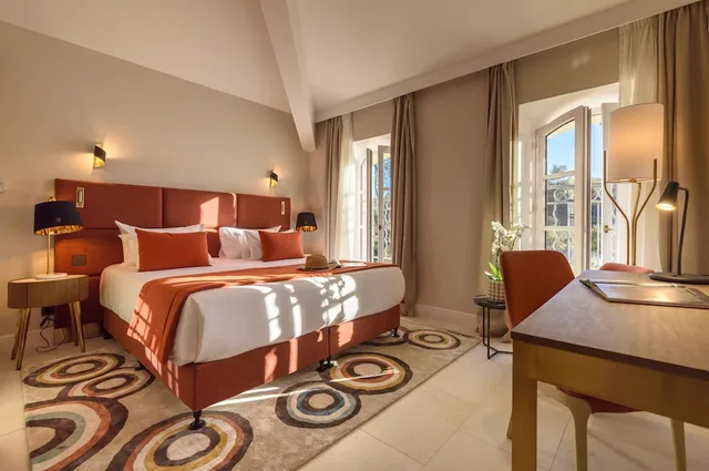Superior, Queen Bed, Domaine de Valmouriane 1/2