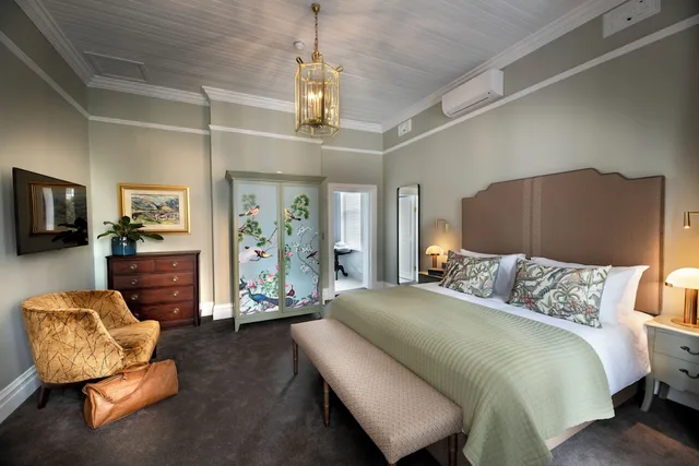 جناح فاخر بسريرين منفصلين بشرفة، The Winchester Hotel 2/6