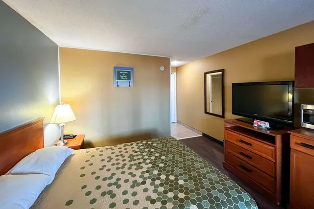 غرفة بسرير كينج، Econo Lodge Calgary Motel Village 9/10