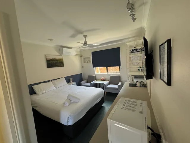 Standard, Queen Bed, Toreador Motel 3/7