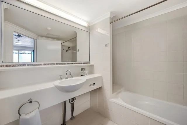 غرفة عائلية بسرير بطابقين وسريرين كوين، City Oasis Inn Townsville SureStay Collection by BW 2/2