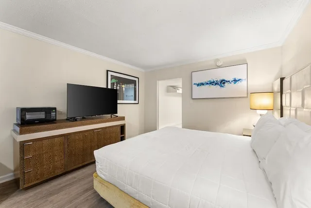 غرفة قياسية بسرير كينج بشرفة مع أريكة، Seahaven Beach Hotel 7/10