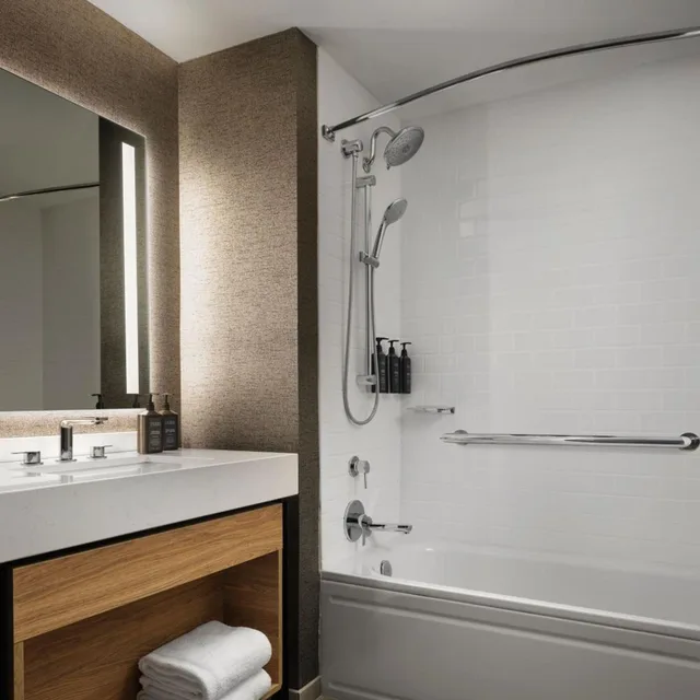 Guest Room, Deluxe, King Bed, Bay View، Sheraton Erie Bayfront Hotel 6/9