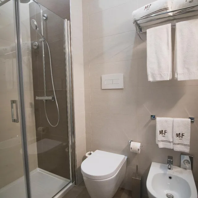 غرفة قياسية بسرير مزدوج في الطابق الأرضي، M F Hotel 8/10