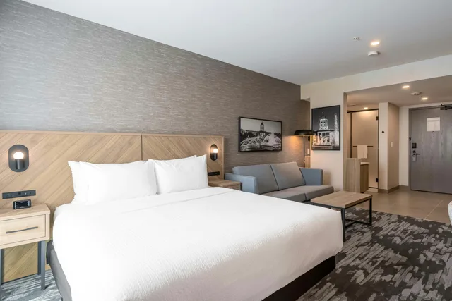 غرفة قياسية بسرير كينج مع أريكة، Sandman Signature Winnipeg Airport 2/8
