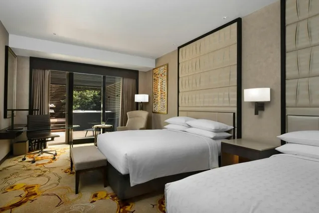 غرفة كبيرة بسريرين كوين بحوض جاكوزي، Sheraton Manila Hotel 2/4