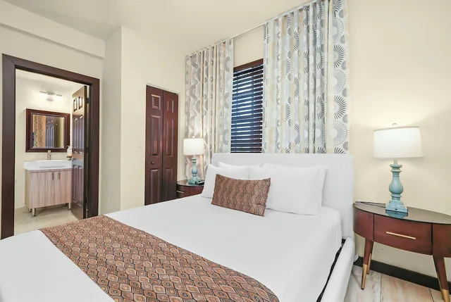 جناح بسريرين كوين بغرفتي نوم مع أريكة، Tradewinds Apartment Hotel 10/10