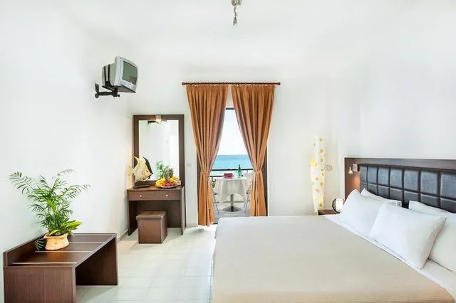 غرفة قياسية بسرير مزدوج بإطلالة على البحر، Xenios Dolphin Beach Hotel 5/7